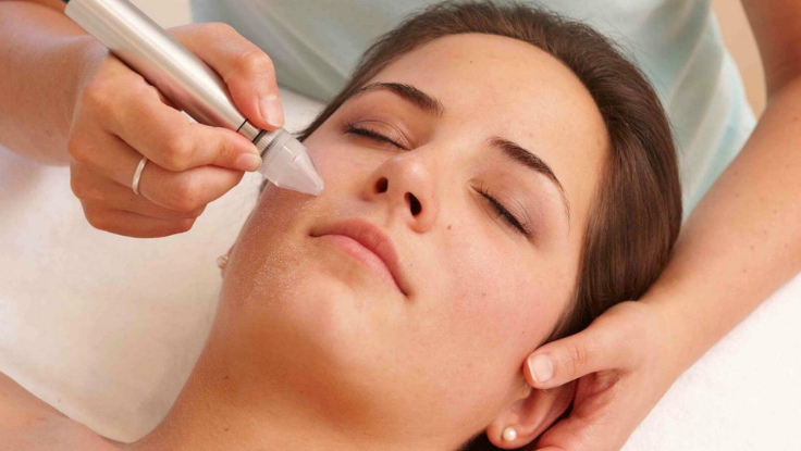 An aesthetics & rejuvenation gadget is being used by a woman undergoing laser therapy for pigmentation